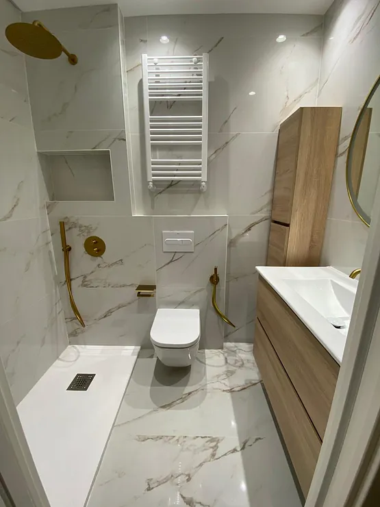 cuarto de baño con ducha reflejada en espejo