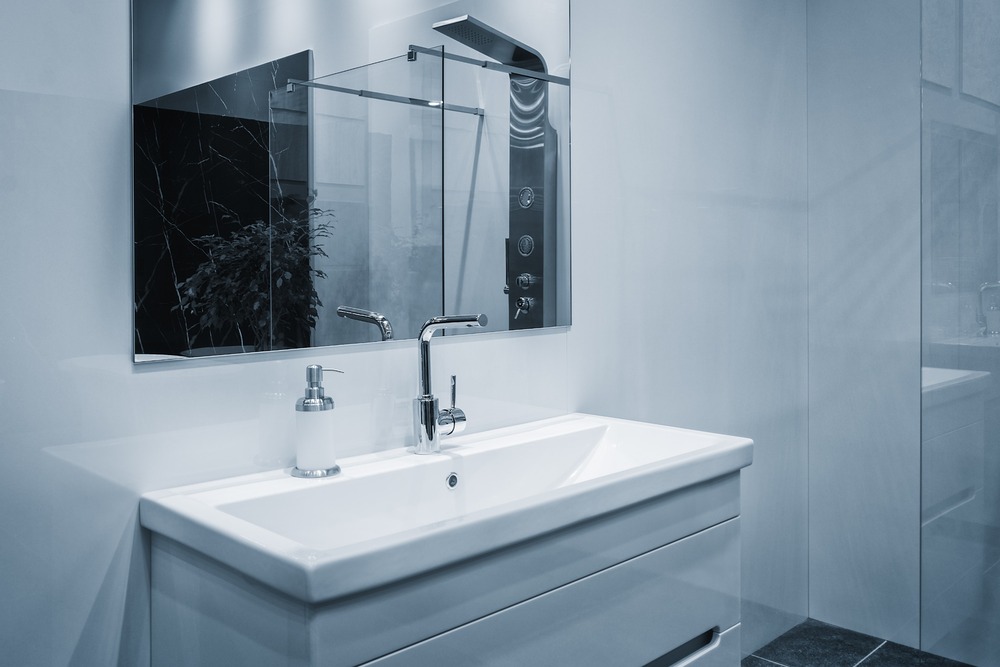 cuarto de baño con ducha reflejada en espejo